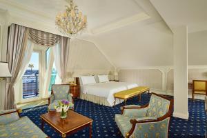 Rúm í herbergi á Hotel Imperial, a Luxury Collection Hotel, Vienna