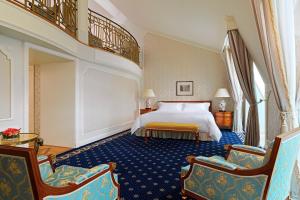 Rúm í herbergi á Hotel Imperial, a Luxury Collection Hotel, Vienna