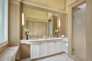 Baðherbergi á Hotel Imperial, a Luxury Collection Hotel, Vienna