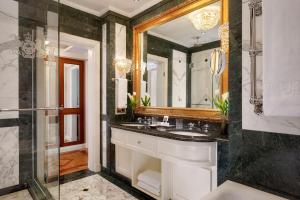Baðherbergi á Hotel Imperial, a Luxury Collection Hotel, Vienna