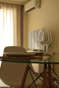 una mesa de cristal con dos copas de vino. en Departamento en Nueva Córdoba en Córdoba