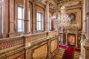 Hotel Imperial, a Luxury Collection Hotel, Vienna في فيينا: غرفة مزخرفة مع ثريا ودرج