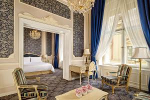 Rúm í herbergi á Hotel Imperial, a Luxury Collection Hotel, Vienna