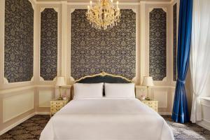 Rúm í herbergi á Hotel Imperial, a Luxury Collection Hotel, Vienna