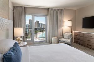 Postel nebo postele na pokoji v ubytování Sheraton Waikiki Beach Resort