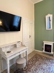 En tv och/eller ett underhållningssystem på Borgo Marinaro Suite