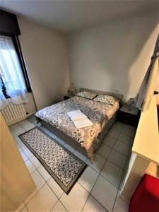 a small bedroom with a bed and a window at Appartamento Civico 23 in Brescia
