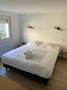 - une chambre avec un lit et 2 serviettes dans l'établissement La Frégate, à Saint-Malo