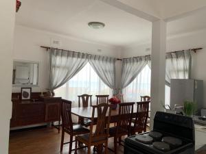 cocina y comedor con mesa y sillas en TSGuesthouse, en Margate