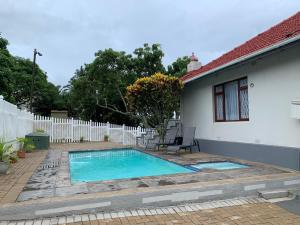 una piscina en el patio trasero de una casa en TSGuesthouse, en Margate