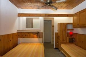 um quarto com 2 camas e uma ventoinha de tecto em Le Surplage em Hyères