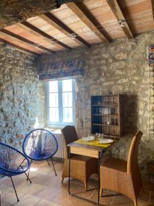 a dining room with a table and chairs at A l’ombre du Tilleul in Crestet