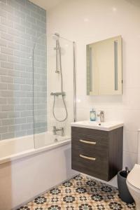 a bathroom with a sink and a shower and a toilet at The Kennelman 3 bedroom option in Alnwick