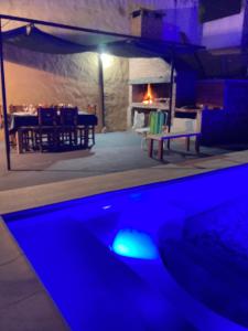 una piscina con luces azules en una habitación en Mandela en Paraná