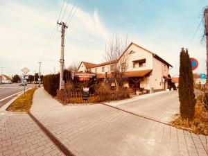 un edificio al costado de una calle en Rusovský Penzión, en Bratislava