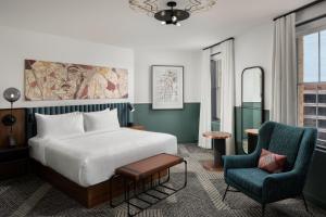 Voodi või voodid majutusasutuse Hotel Forty Five, Macon, a Tribute Portfolio Hotel toas
