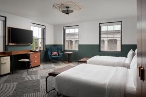 Voodi või voodid majutusasutuse Hotel Forty Five, Macon, a Tribute Portfolio Hotel toas