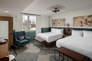 Voodi või voodid majutusasutuse Hotel Forty Five, Macon, a Tribute Portfolio Hotel toas