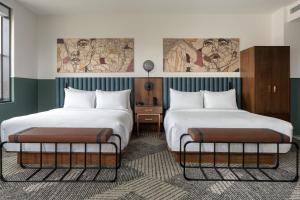 Voodi või voodid majutusasutuse Hotel Forty Five, Macon, a Tribute Portfolio Hotel toas