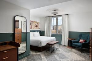 Voodi või voodid majutusasutuse Hotel Forty Five, Macon, a Tribute Portfolio Hotel toas