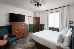 Voodi või voodid majutusasutuse Hotel Forty Five, Macon, a Tribute Portfolio Hotel toas
