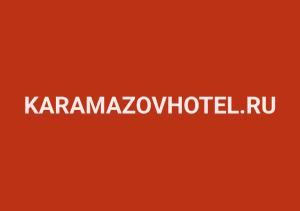 um fundo laranja com o texto karmazoomorth hotelru em The Brothers Karamazov Hotel em São Petersburgo