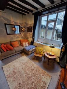 Ruang duduk di Super Lake District Cottage in Heart of Kendal 3 Double Beds