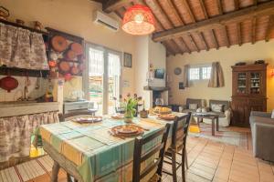A television and/or entertainment centre at Villino il Campone by VacaVilla
