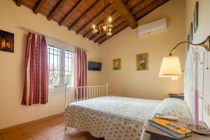 A bed or beds in a room at Villino il Campone by VacaVilla