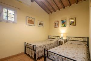 A bed or beds in a room at Villino il Campone by VacaVilla