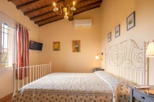 A bed or beds in a room at Villino il Campone by VacaVilla