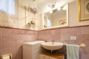 A bathroom at Villino il Campone by VacaVilla