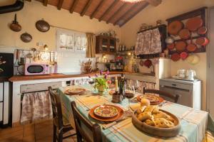 A kitchen or kitchenette at Villino il Campone by VacaVilla