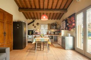 A kitchen or kitchenette at Villino il Campone by VacaVilla
