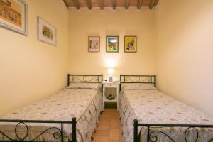 A bed or beds in a room at Villino il Campone by VacaVilla