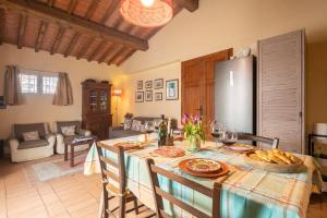 A seating area at Villino il Campone by VacaVilla