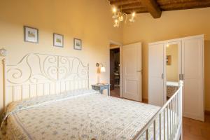A bed or beds in a room at Villino il Campone by VacaVilla