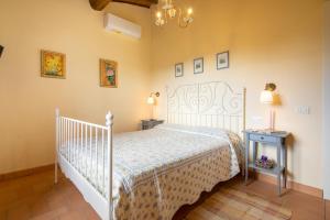 A bed or beds in a room at Villino il Campone by VacaVilla