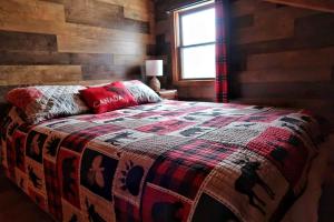 La Minerve的住宿－Cozy log cottage，小木屋内一间卧室,配有一张床