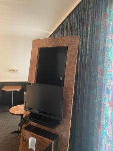 a flat screen tv in a hotel room at Hotel Bitterfelder Hof in Bitterfeld