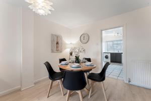 a dining room with a table and chairs at Comfort Zone in Yiewsley