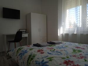 een slaapkamer met een bed, een bureau en een televisie bij Seoski turizam Stari mlin na Korani room 2 in Karlovac