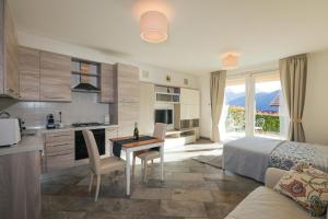 cocina y dormitorio con cama y mesa en Bellavista Apartments, en Lenno