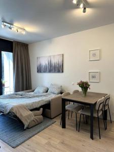 ein Schlafzimmer mit einem Bett und einem Tisch sowie ein Esszimmer in der Unterkunft Riva 5 in Lugano