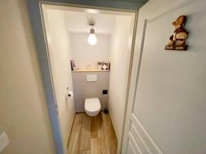 a small bathroom with a toilet and a hallway at Au nid de cigogne avec garage à Kaysersberg in Kaysersberg