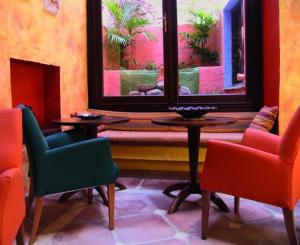 a room with two tables and chairs and a window at Hotel Amanhavis in Benahavís