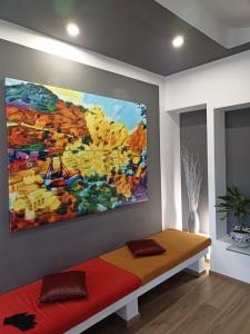 1 dormitorio con una gran pintura en la pared en Attico al Gallitello en Potenza