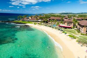 Sheraton Kauai Resort في كولو: اطلالة جوية على الشاطئ في منتجع