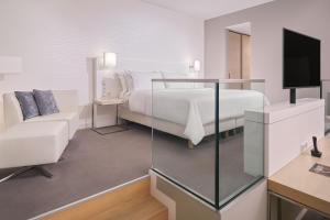 Postel nebo postele na pokoji v ubytování The Westin Hamburg Elbphilharmonie