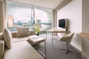 TV a/nebo společenská místnost v ubytování The Westin Hamburg Elbphilharmonie